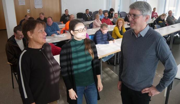 Angelika Gross, Meike Lindner und Bürgermeister Armin Pioch (von links) haben beim Gewässernachbarschaftstag 2025 im Illinger Ratssaal die Situation an und in den Flüssen und Bächen im Blick.
