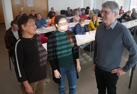 Angelika Gross, Meike Lindner und Bürgermeister Armin Pioch (von links) haben beim Gewässernachbarschaftstag 2025 im Illinger Ratssaal die Situation an und in den Flüssen und Bächen im Blick.