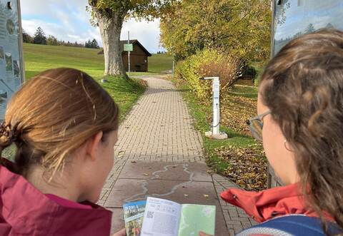 Handliches Format: Der Rad- undWanderführer wurde neu aufgelegt.