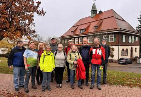 Blinde und Sehende machen sich in Dobel gemeinsam auf den Weg. Mit dabei Ralf Augspurger (Zweiter von rechts) und Ellen Kitter (Zweite von links).