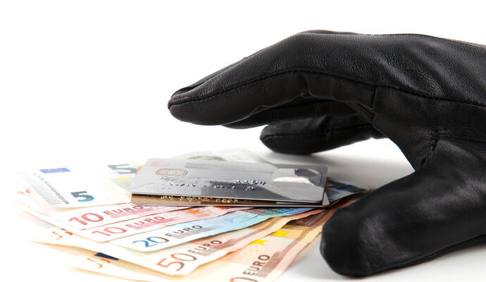 In Illingen ist am Donnerstagmorgen eine Tankstelle überfallen worden. Die Räuber trugen laut Polizei Einweghandschuhe. In Illingen ist am Donnerstagmorgen eine Tankstelle überfallen worden. Die Räuber trugen laut Polizei Einweghandschuhe.