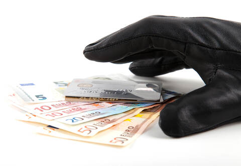 In Illingen ist am Donnerstagmorgen eine Tankstelle überfallen worden. Die Räuber trugen laut Polizei Einweghandschuhe.