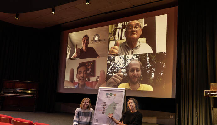 Daumen hoch (von links oben): Florian Hamman, Kurtheater Schömberg, Joachim Fischer (Achern/ Rottweil), Frank Rieg, Kiwi Kino Bad Wildbad, Benedikt Petschl (Rottweil), Britt Abrecht (Beauftragte Junges Kino KOKI Pforzheim) und Christine Müh, Geschäftsführerin KOKI Pforzheim.