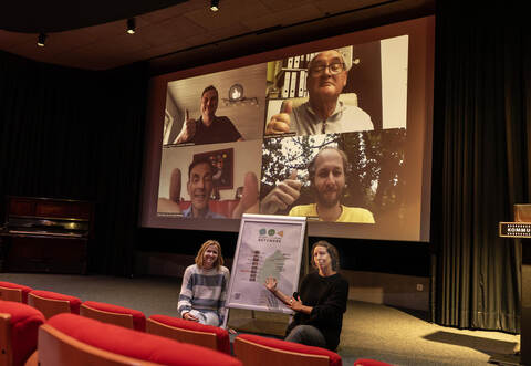 Daumen hoch (von links oben): Florian Hamman, Kurtheater Schömberg, Joachim Fischer (Achern/ Rottweil), Frank Rieg, Kiwi Kino Bad Wildbad, Benedikt Petschl (Rottweil), Britt Abrecht (Beauftragte Junges Kino KOKI Pforzheim) und Christine Müh, Geschäftsführerin KOKI Pforzheim.