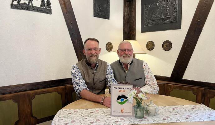 Bekannt als ehemalige Wirte des „Tante Käthe“ in Eutingen: Arno Peiffer (links) und Ralf Bischoff mit Auszeichnung. privat Bekannt als ehemalige Wirte des „Tante Käthe“ in Eutingen: Arno Peiffer (links) und Ralf Bischoff mit Auszeichnung.