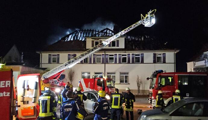 Bewohner verursachte Brand in Mehrfamilienhaus