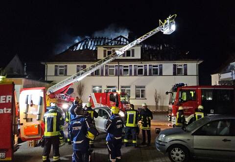Bewohner verursachte Brand in Mehrfamilienhaus