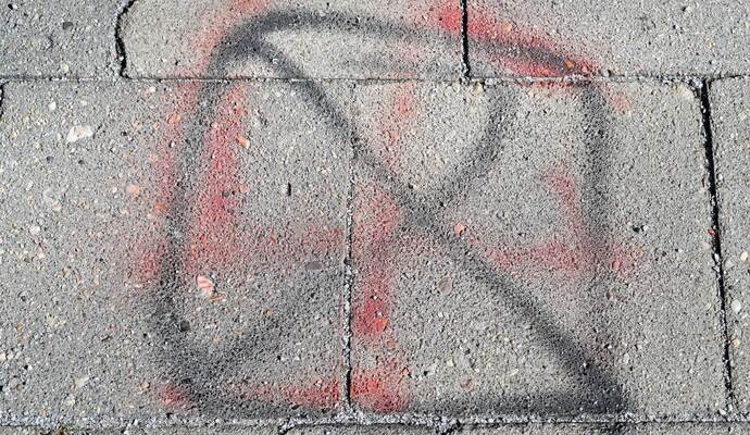 Übermalte Hakenkreuz-Schmiererei