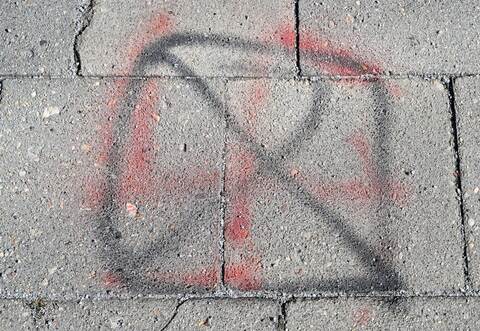 Übermalte Hakenkreuz-Schmiererei