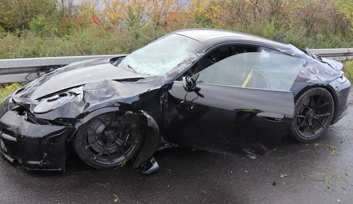 Porsche prallt gegen Leitplanke - Totalschaden