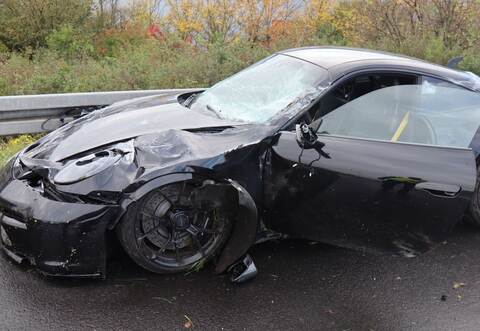 Porsche prallt gegen Leitplanke - Totalschaden