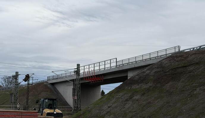 Die neue Brücke der Bundesstraße über die Bahnlinie bei Bretten-DIedelsheim ist fertig. Die lange Sperrung der Straße ist damit Geschichte.