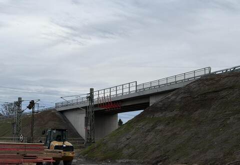 Die neue Brücke der Bundesstraße über die Bahnlinie bei Bretten-DIedelsheim ist fertig. Die lange Sperrung der Straße ist damit Geschichte.