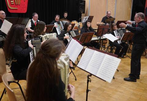 Unter der Leitung von Bernhard Zachmann spielt das große Orchester des Ersinger Akkordeon-Spielrings insgesamt sieben Stücke und eine Zugabe.