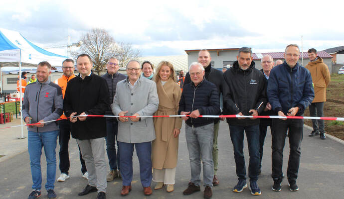 Den neunten Bauabschnitt des interkommunalen Industriegebietes in Oberderdingen übergeben am Montag die daranBeteiligten Andreas Zumbach, Philip Kircher, Simon Bolg (Bürgermeister von Sulzfeld), Axel Heck, Bürgermeister ThomasNowitzki (Oberderdingen), Claudia Richt, Cathrin Wöhrle (Bürgermeisterin von Zaisenhausen), Siegfried Gerst, Moritz Baumann (Bürgermeister von Kürnbach), Jochen Lanz, Reinhold Nett und Stefan Freitag (von links).