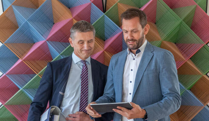 Sorgenfalten beim Blick auf die Haushaltszahlen: Landrat Bastian Rosenau (rechts) und Finanzdezernent Frank Stephan müssen den Enzkreis durch eine tiefe Finanzkrise lotsen, gegen die das Landratsamt selbst fast nichts tun kann.