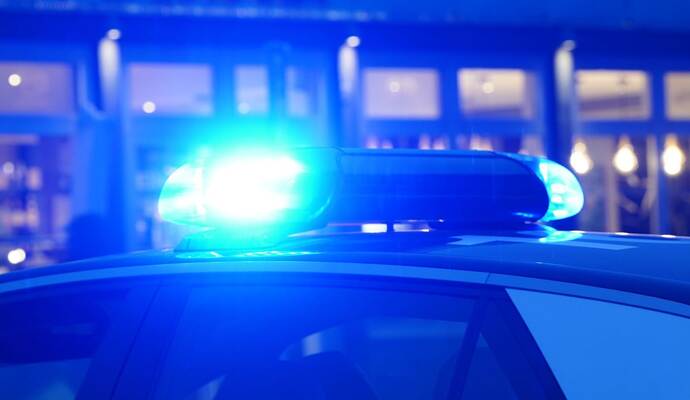 Ein Streifenwagen der Polizei mit eingeschaltetem Blaulicht