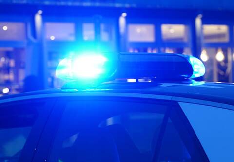 Ein Streifenwagen der Polizei mit eingeschaltetem Blaulicht