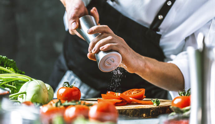 Chefkoch in der Küche mit Frischem Gemüse(Tomaten)