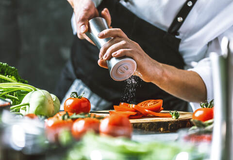 Chefkoch in der Küche mit Frischem Gemüse(Tomaten)