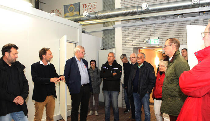 Ab Montag können rund 50 Geflüchtete in der Alten Mühlacker Feuerwache untergebracht werden. Das schaute sich der Gemeinderat am Dienstagabend an.