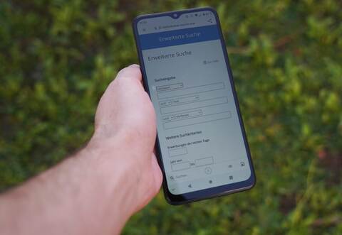 Auch auf dem Smartphone kann man den neuen Online-Katalog der Gemeindebücherei nutzen.