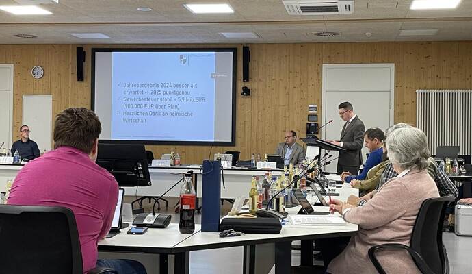 Straubenhardts Bürgermeister Helge Viehweg (stehend) betont in seiner Haushaltsrede die Stärke der dortigen Wirthschaft, schwört die Bürgerschaft aber dennoch auf schwierige Zeiten ein.