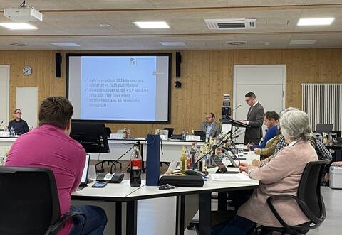 Straubenhardts Bürgermeister Helge Viehweg (stehend) betont in seiner Haushaltsrede die Stärke der dortigen Wirthschaft, schwört die Bürgerschaft aber dennoch auf schwierige Zeiten ein.