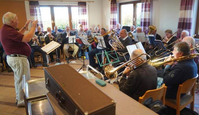 Bei den Proben: Der Seniorenbläserkreis besteht aus 36 Musikerinnen und Musikern. Geprobt wird im Haus des Eisinger CVJM.