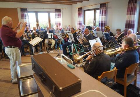 Bei den Proben: Der Seniorenbläserkreis besteht aus 36 Musikerinnen und Musikern. Geprobt wird im Haus des Eisinger CVJM.