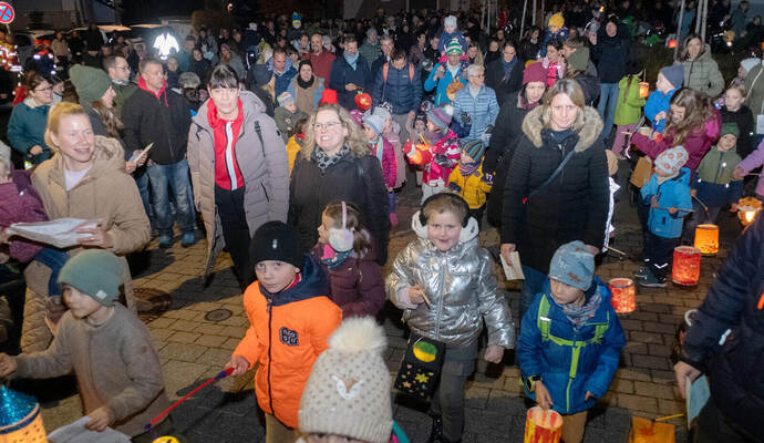 Rund 600 Kinder und Erwachsene erlebten den Martinsumzug in Wiernsheim.