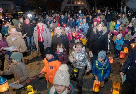Rund 600 Kinder und Erwachsene erlebten den Martinsumzug in Wiernsheim.