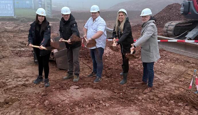 Erster Spatenstich: Hanna Alisic (Bauleitung Pfirmann), Markus Peterek (Geschäftsführer Pfirmann), Sven Bogner (Geschäftsführender Gesellschafter der HT-Group), Sabine Wagner, Bürgermeisterin von Neuhausen, und Lutz Elsässer (Sparkasse Pforzheim Calw).