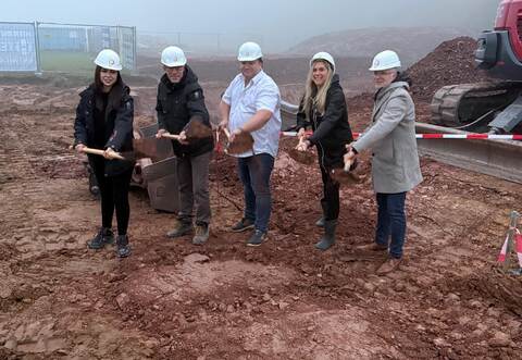 Erster Spatenstich: Hanna Alisic (Bauleitung Pfirmann), Markus Peterek (Geschäftsführer Pfirmann), Sven Bogner (Geschäftsführender Gesellschafter der HT-Group), Sabine Wagner, Bürgermeisterin von Neuhausen, und Lutz Elsässer (Sparkasse Pforzheim Calw).