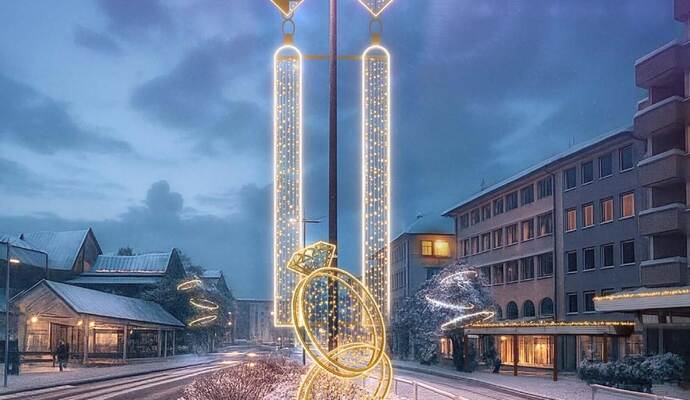 Zwei funkelnde Masten sollen im Advent die Zerrennerstraße schmücken. Sie gehören zur neuen Weihnachtsbeleuchtung der Stadt.