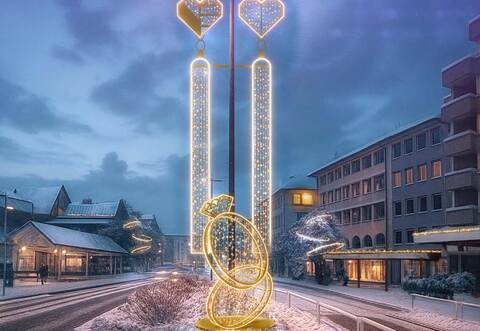 Zwei funkelnde Masten sollen im Advent die Zerrennerstraße schmücken. Sie gehören zur neuen Weihnachtsbeleuchtung der Stadt.