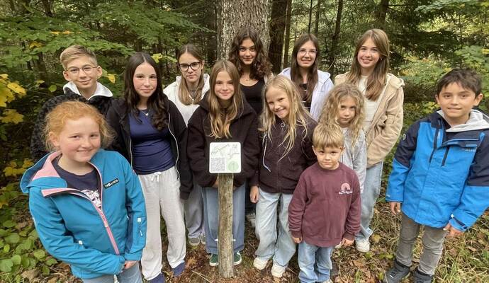 Die Stimmen der Helden von „Der Wald spielt verrückt“ gehören im echten Leben Schülerinnen und Schülern: Luisa, Jonas, Alexa, Luisa, Emilia, Emma, Lia, Fiona, Matti, Vida, Mia und Ben (von links). Mit der PZ gehen sie Neuhausens Märchenweg ab.