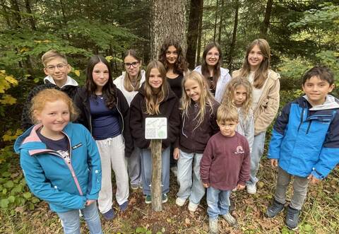 Die Stimmen der Helden von „Der Wald spielt verrückt“ gehören im echten Leben Schülerinnen und Schülern: Luisa, Jonas, Alexa, Luisa, Emilia, Emma, Lia, Fiona, Matti, Vida, Mia und Ben (von links). Mit der PZ gehen sie Neuhausens Märchenweg ab.