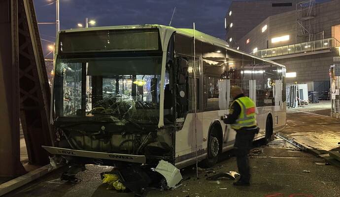 Linienbus fährt in Autos und Passanten