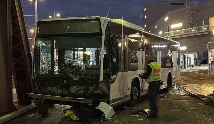 Linienbus fährt in Autos und Passanten