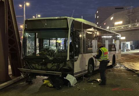 Linienbus fährt in Autos und Passanten