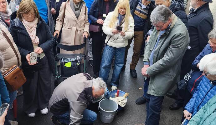 Mit Hilfe des Steinmetzes und Bildhauers Wolf-Stefan Reiser verlegte Stefan Creuzberger den Stolperstein für die in Auschwitz ermordete Rosa Creuzberger.