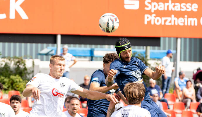 Dominik Salz (mit Helm) gelang der einzige CfR-Treffer beim 1:4 gegen Mannheim. Hier eine Szene aus dem Spiel gegen Villingen.