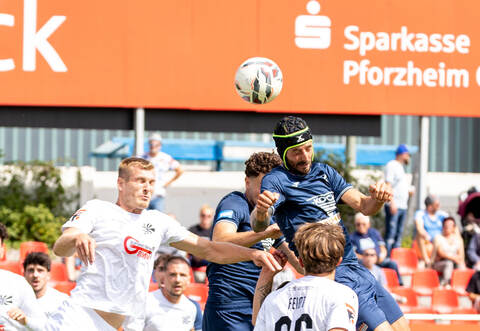 Dominik Salz (mit Helm) gelang der einzige CfR-Treffer beim 1:4 gegen Mannheim. Hier eine Szene aus dem Spiel gegen Villingen.