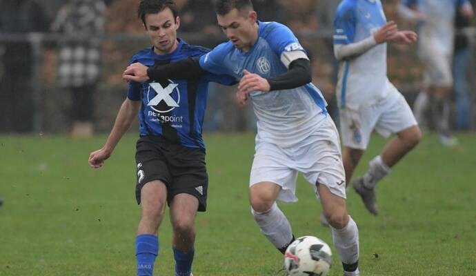 Kieselbronns Kapitän Marvin Göring stemmt sich gegen Enzbergs Doppeltorschütze Jakob Eckstein (links) – doch am Ende jubelten die Viktoria-Spieler über den Sieg und die Tabellenführung.