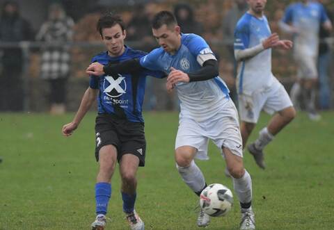 Kieselbronns Kapitän Marvin Göring stemmt sich gegen Enzbergs Doppeltorschütze Jakob Eckstein (links) – doch am Ende jubelten die Viktoria-Spieler über den Sieg und die Tabellenführung.