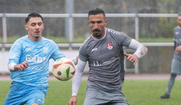 In überragender Form: Der Türkische SV Mühlacker (graue Trikots) dominiert im Derby gegen Fvgg 08 Mühlacker.