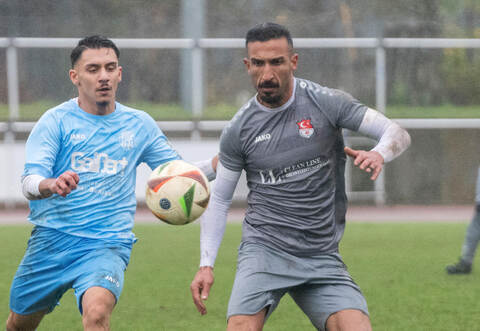 In überragender Form: Der Türkische SV Mühlacker (graue Trikots) dominiert im Derby gegen Fvgg 08 Mühlacker.