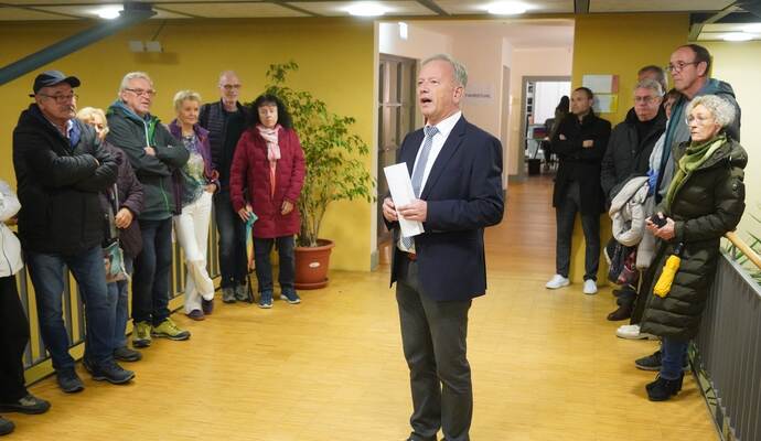 Vor dem Sitzungssaal des Königsbacher Rathauses verkündet Bürgermeister Heiko Genthner am Sonntagabend das Ergebnis des Bürgerentscheids.
