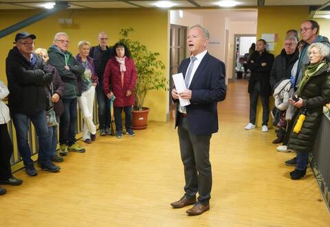 Vor dem Sitzungssaal des Königsbacher Rathauses verkündet Bürgermeister Heiko Genthner am Sonntagabend das Ergebnis des Bürgerentscheids.